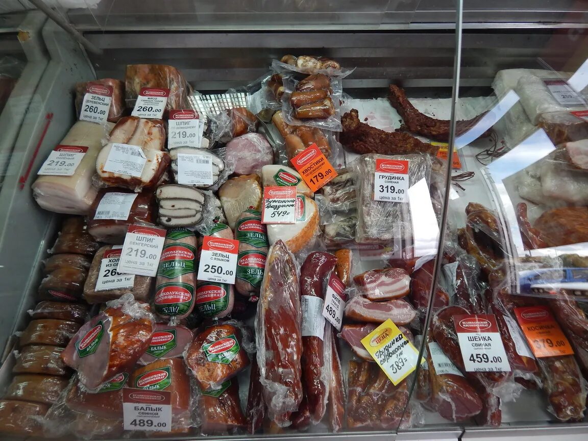 великолукский мясокомбинат продукция. великолукский мясокомбинат магазины. сардельки влмк. великолукский мясокомбинат продукция. великолукский комбинат колбаса.