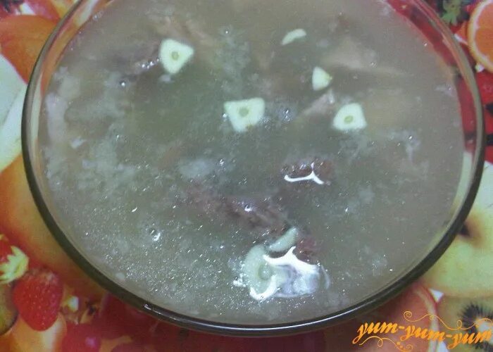 Ложат ли в холодец лавровый лист. Когда добавлять чеснок в холодец при варке. Холодец в тазике. Холодец. Кастрюля для холодца.