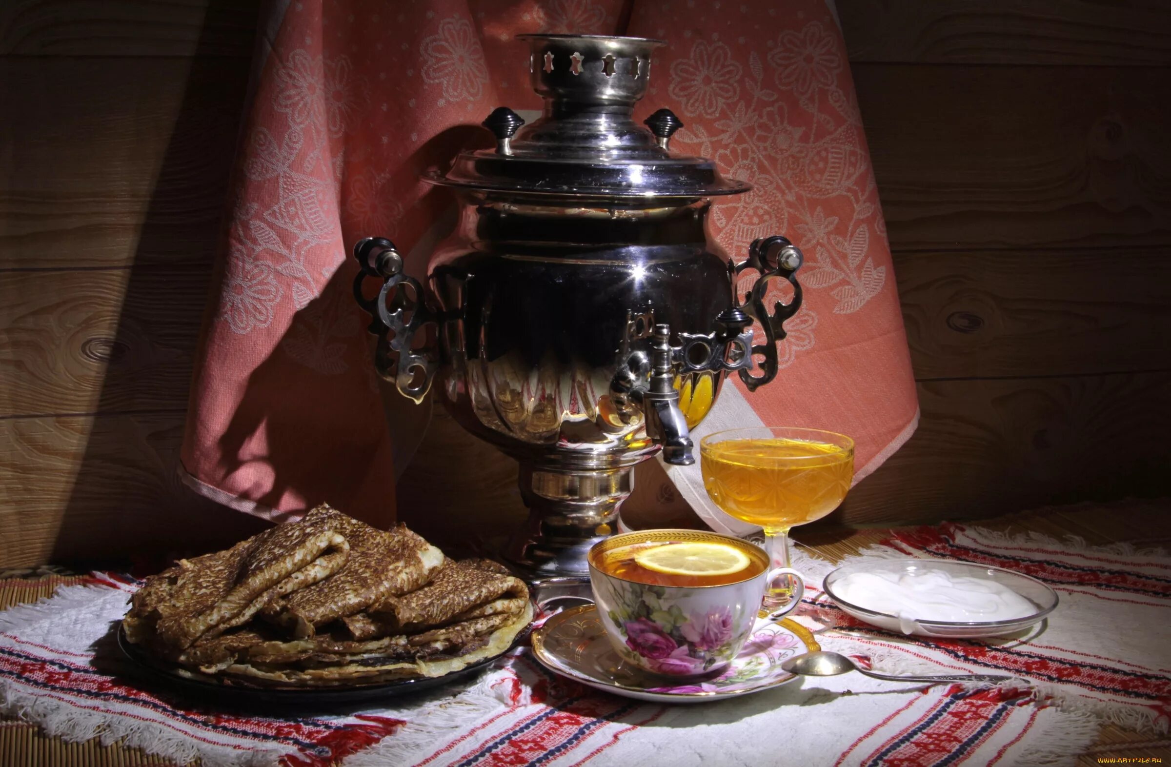 Мы пьем чай в старых. Чаепитие с самоваром. чайная церемония с самоваром. самовар на столе. самовар с блинами.