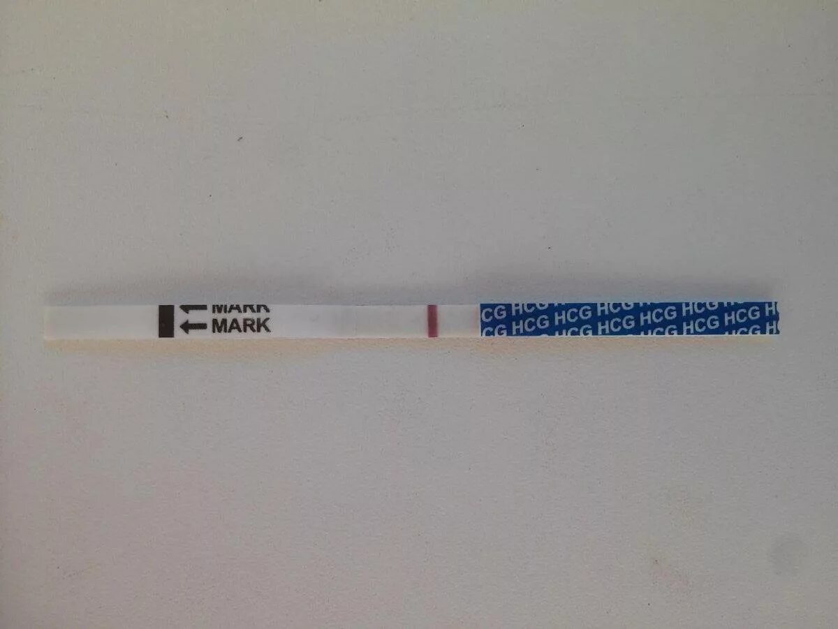 Тест на беременность полоски. Тест на беременность 1 полоска еле видна. Тест на беременность слабая полоска. Тест на беременность с еле видной второй полоской. Тест на беременность слабая полоска.