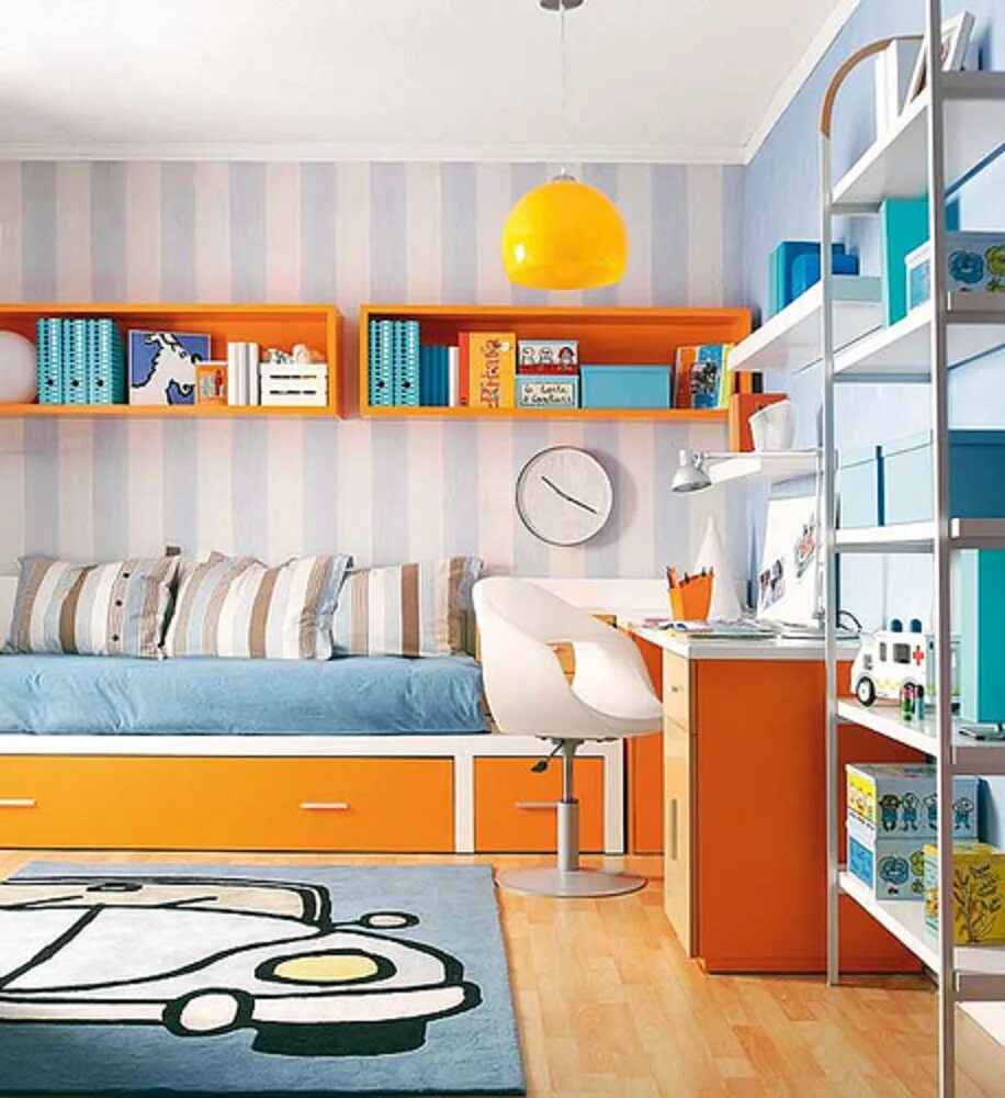 В комнате имеется мебель. Оранжевая комната для мальчика. Детская в оранжевых тонах. Детская комната в оранжевых тонах. Комната подростка оранжевая.