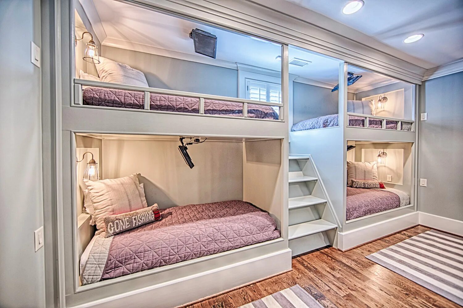 Двухэтажный спальный. Трехъярусная кровать Валенсия-4. Спальня с двухъярусной кроватью. Кровать для четверых детей. Кровати для многодетных семей.