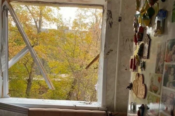 Выкинул телевизор из окна. Новый год в италии выбрасывают вещи. Куда выкинуть окна. Куда выкинуть окна. Куда выкинуть окна.