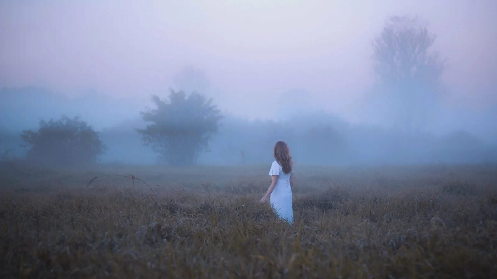 Там в далеком далеке. Девушка в тумане. Человек в тумане. Силуэт в тумане. Одинокая девушка в тумане.