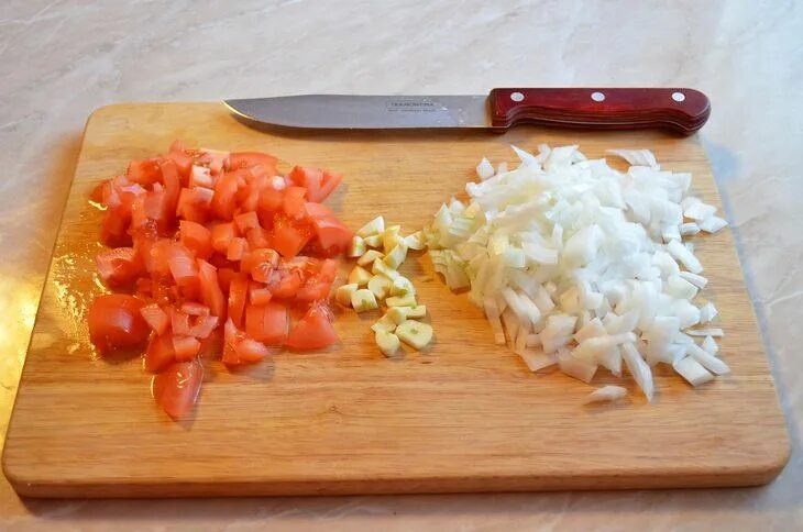 Морковь и помидоры нарезанные. Добавляем нарезанный перец и лук. Нарезать болгарский перец и лук. Болгарский перец нарезанный. Добавляем нарезанный перец и лук.