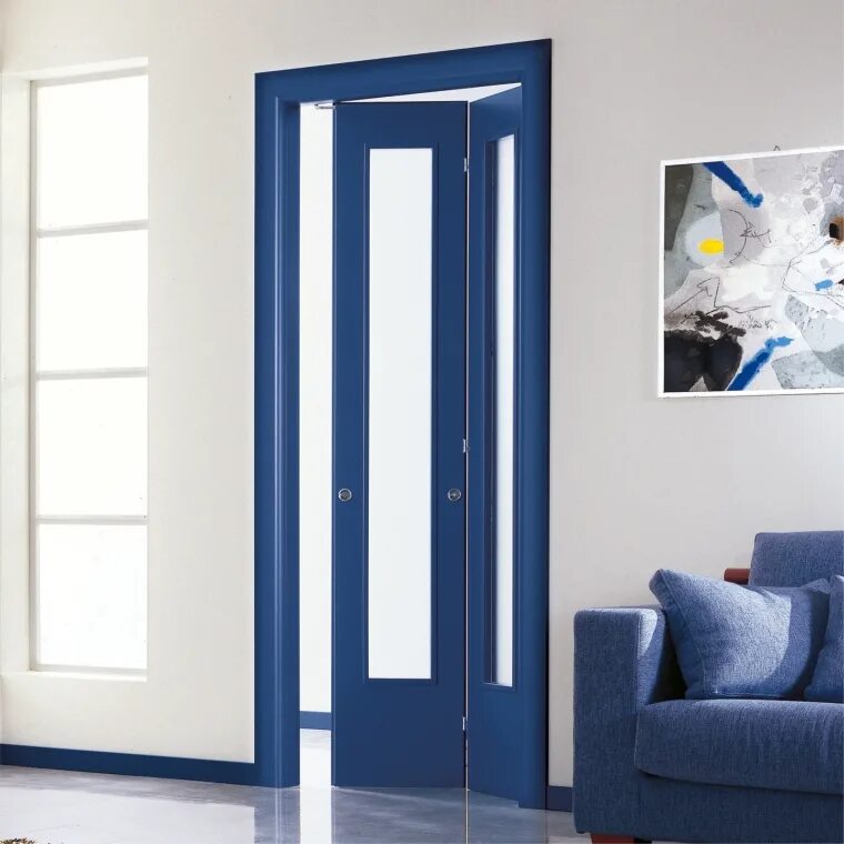 Синяя дверь. Синие межкомнатные двери. Межкомнатные двери в интерьере. Двери раздвижные голубые. Голубые межкомнатные двери в интерьере.