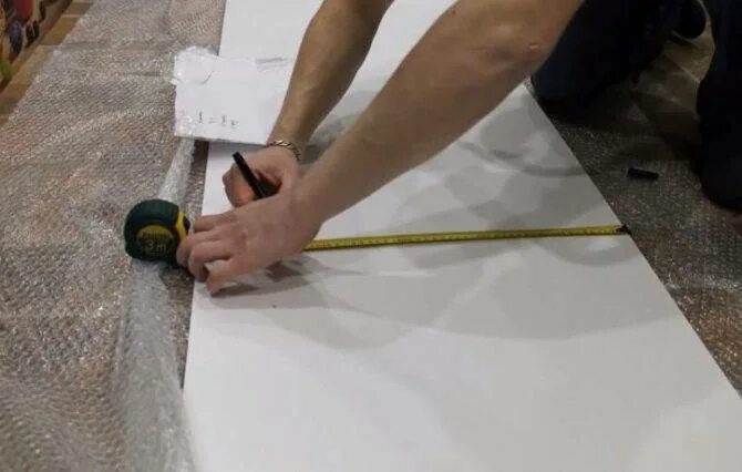 Монтаж кухонного фартука из пластика. Монтаж кухонного фартука из пвх. Кухонный фартук на жидкие гвозди. Плитку на фартук на жидкие гвозди. Жидкие гвозди для фартука.