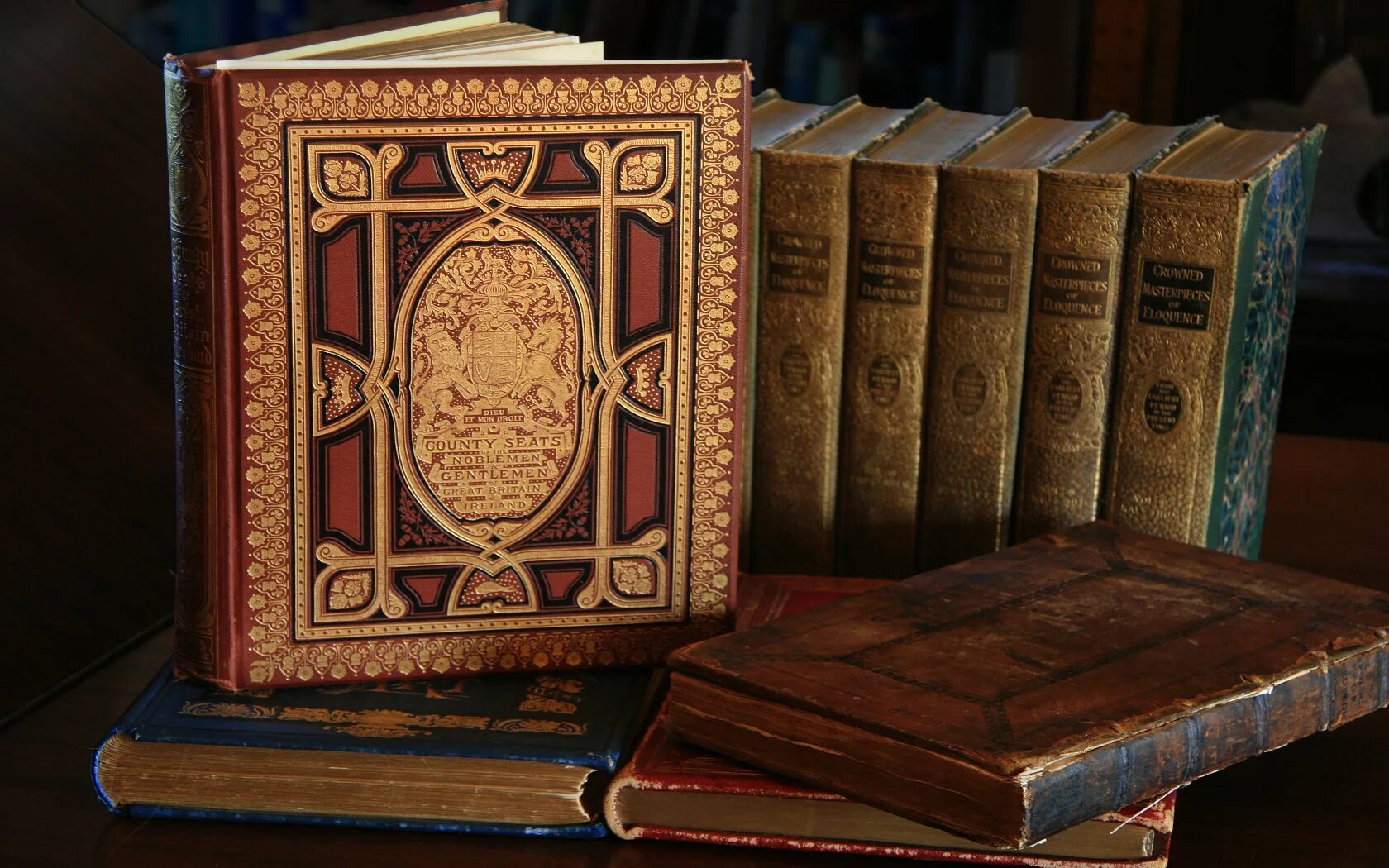 Книги были в употреблении. Старинные книги. Иллюстрации старинных книг. Красивые книги. Изображение старой книги.