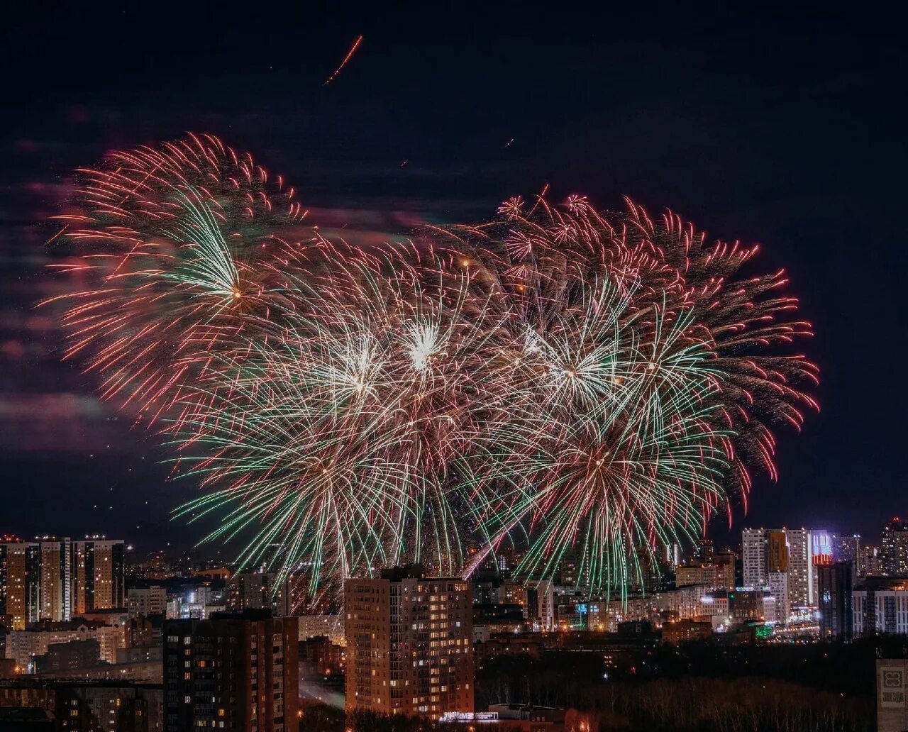 Салют 1 мая. Первомайский салют. Салют в Перми 1 мая. Салют добра. Салют в мае.