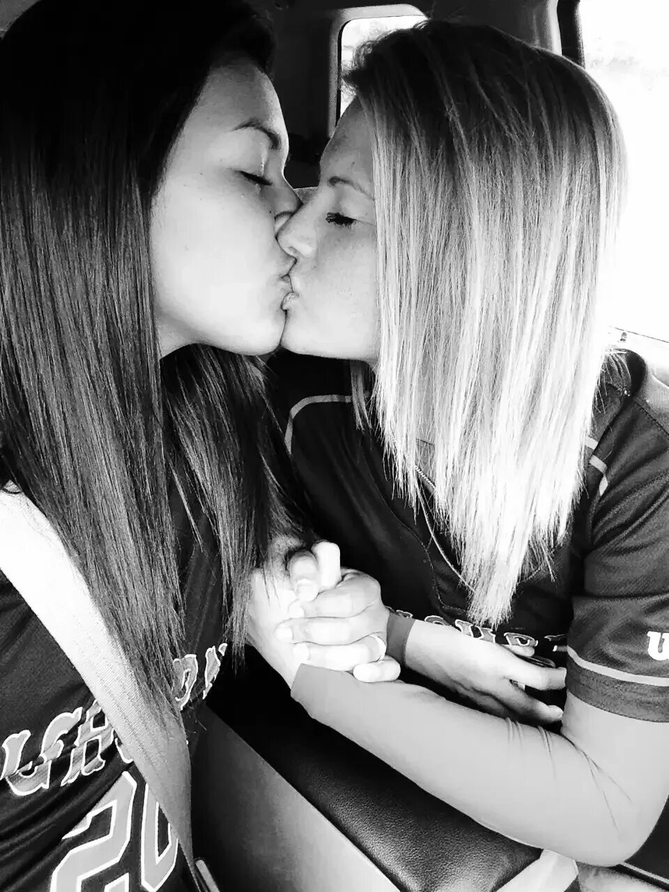 Две девушки целуются. Красивый поцелуй девушек. Поцелуй девушки с девушкой. Подруги. Lesbian 12