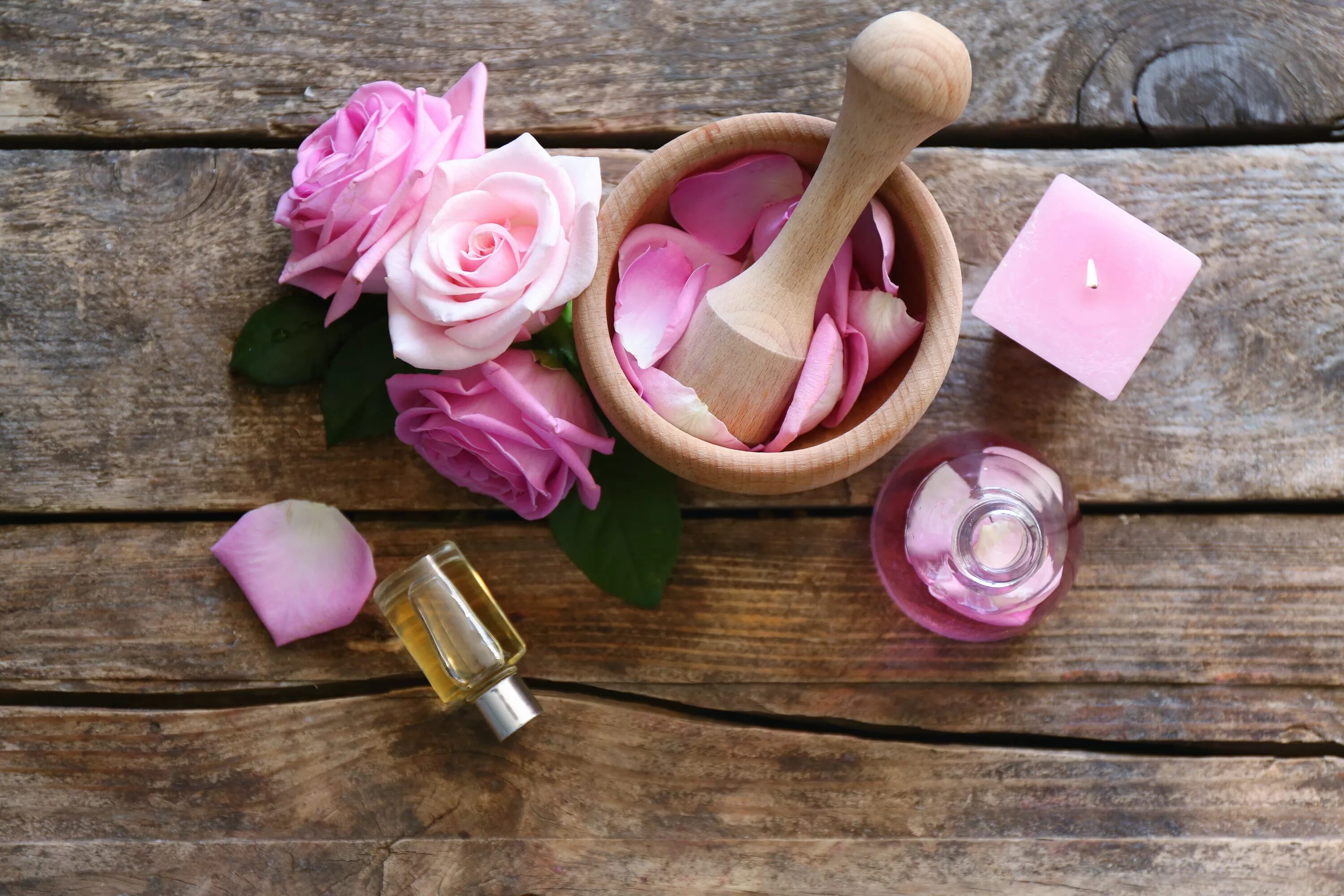 Запах розового масла. Розовое масло. Розы маслом. Косметика с розой. Розовое эфирное масло.