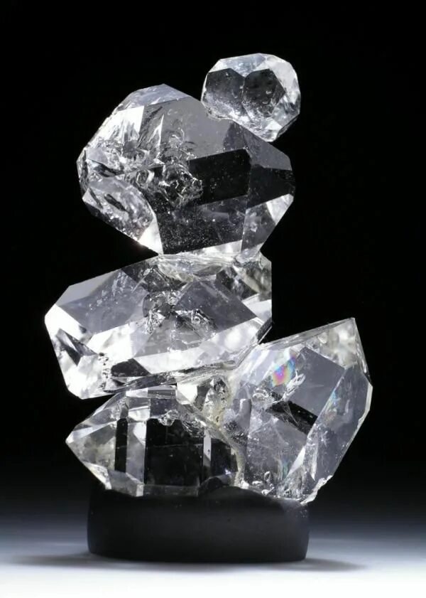Алмазы какое ископаемое. Минерал Алмаз октаэдр. Алмаз Кристалл неграненый. Кристалл алмаза октаэдр. Herkimer Diamond.