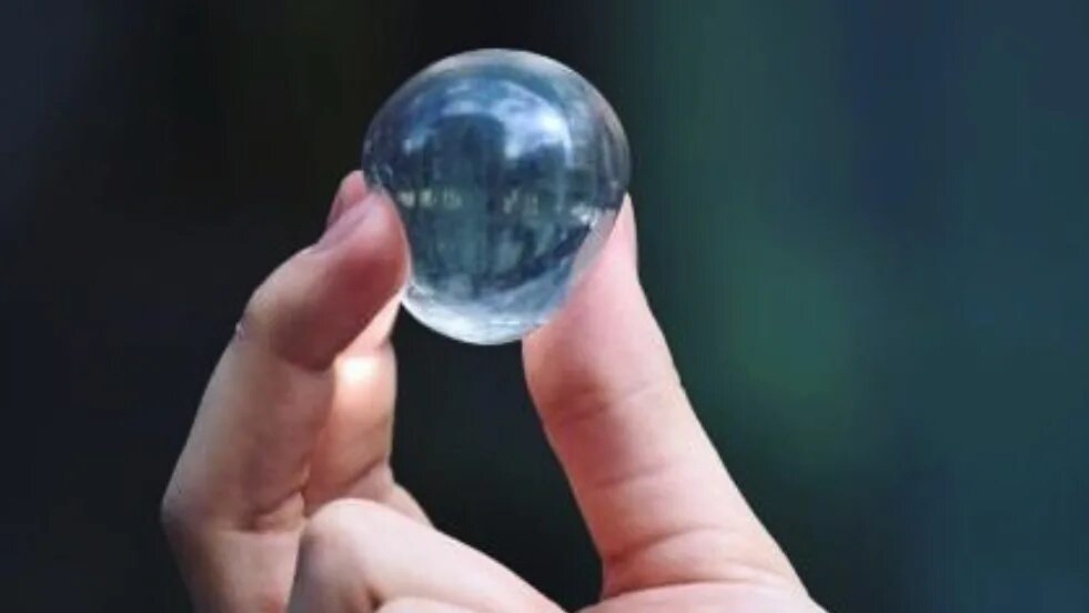 Ooho съедобные шарики с водой. Ooho вода. Съедобная вода. Съедобные шарики с водой. Съедобные шарики с водой.