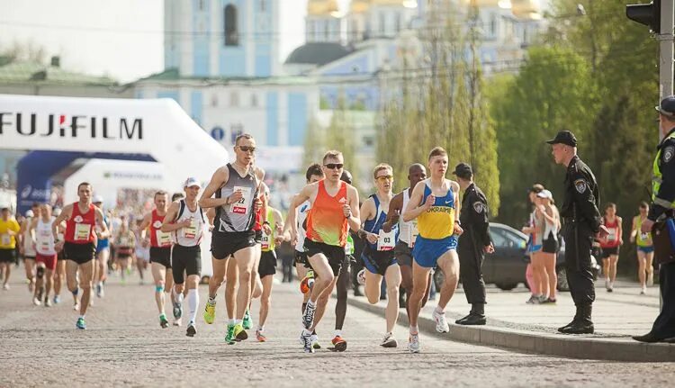 Running area. Марафон в Киеве. Площадь для бега Москва. Марафон кий метод.