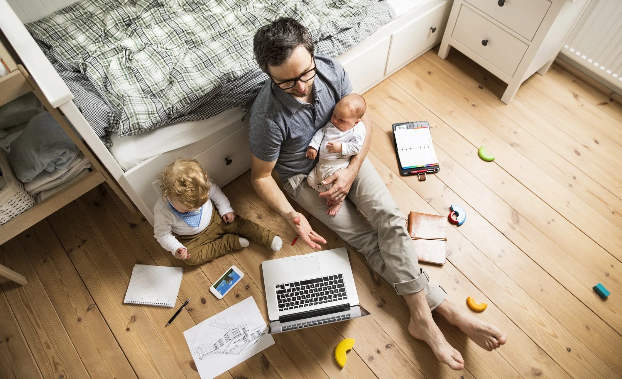 Dad s work. Дом для детей. Удаленная работа из дома. Удаленная работа дома дети. Дом мужчины для детей.