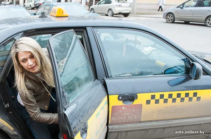 Пьяное такси по городу. Водитель такси. Девушка таксист. Девушка водитель такси. Грязное такси.