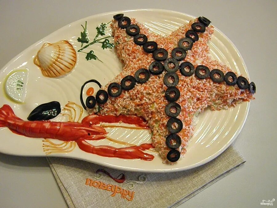 салат звезда с крабовыми палочками. салат морская звезда с красной рыбой. салат морская звезда украшения. салат морская звезда с красной икрой. салат морская звезда.