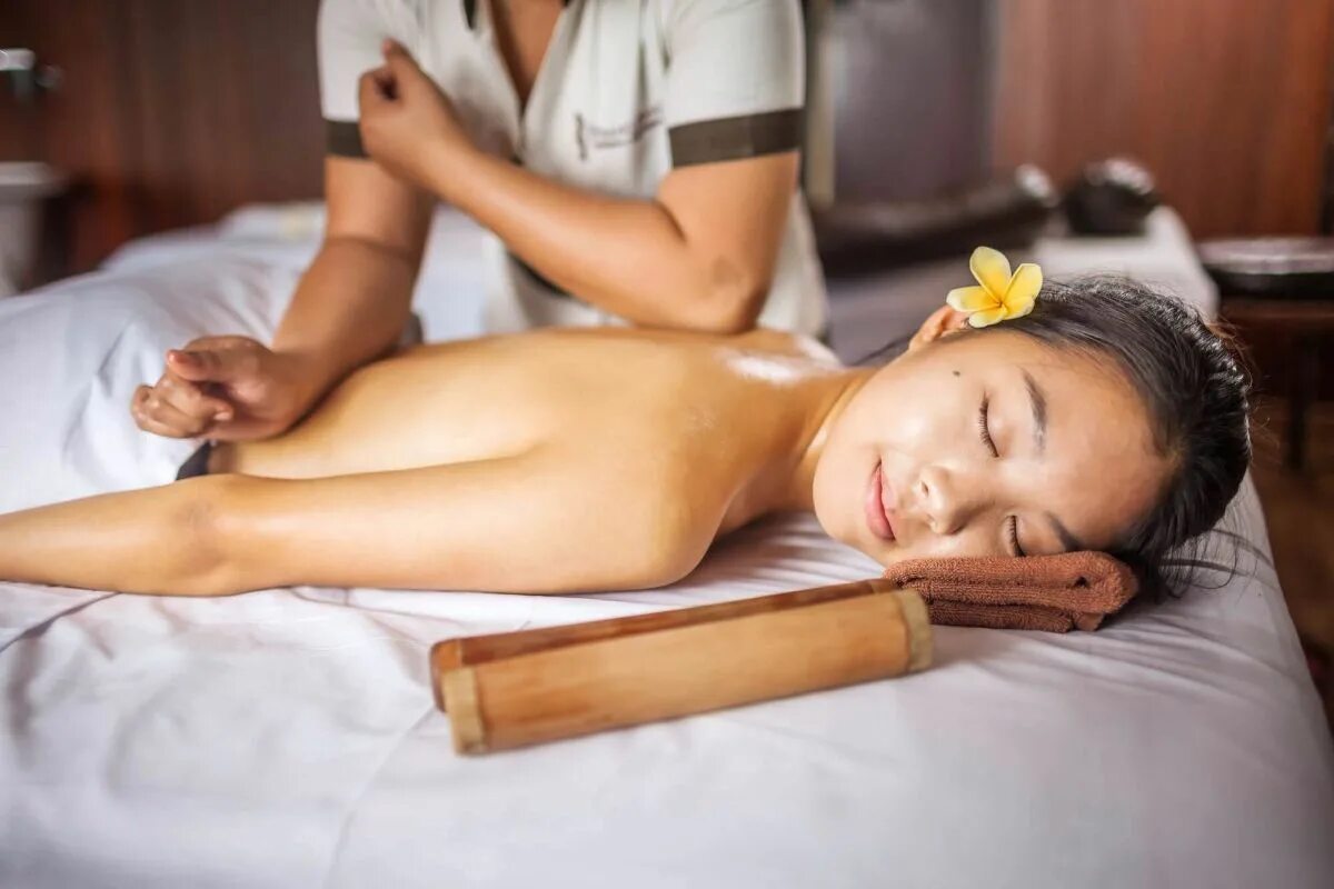Тайка делает массаж. Тайский Балийский массаж. Традиционный тайский массаж. Традиционный Балийский массаж. Тайский массаж спины.