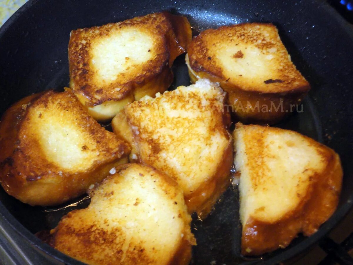 Гренки на сковороде. Жареные гренки с яйцом. Гренки с яйцом на сковороде. Гренки на сковороде. Хлеб поджаренный на сковороде.