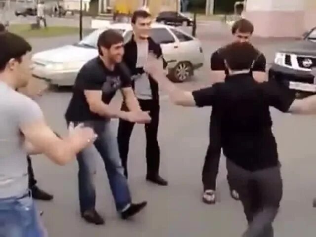 Чеченцы танцуют в москве. Кавказцы в москве. Москва кавказцы видео. Москва кавказцы видео. Кавказцы на улице.