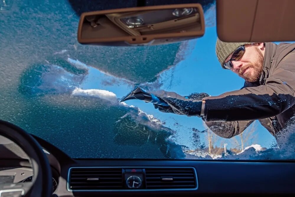 Лобовое стекло машины. Замерзшее лобовое стекло. Лед на лобовом стекле. Замерзшие стекла машины.