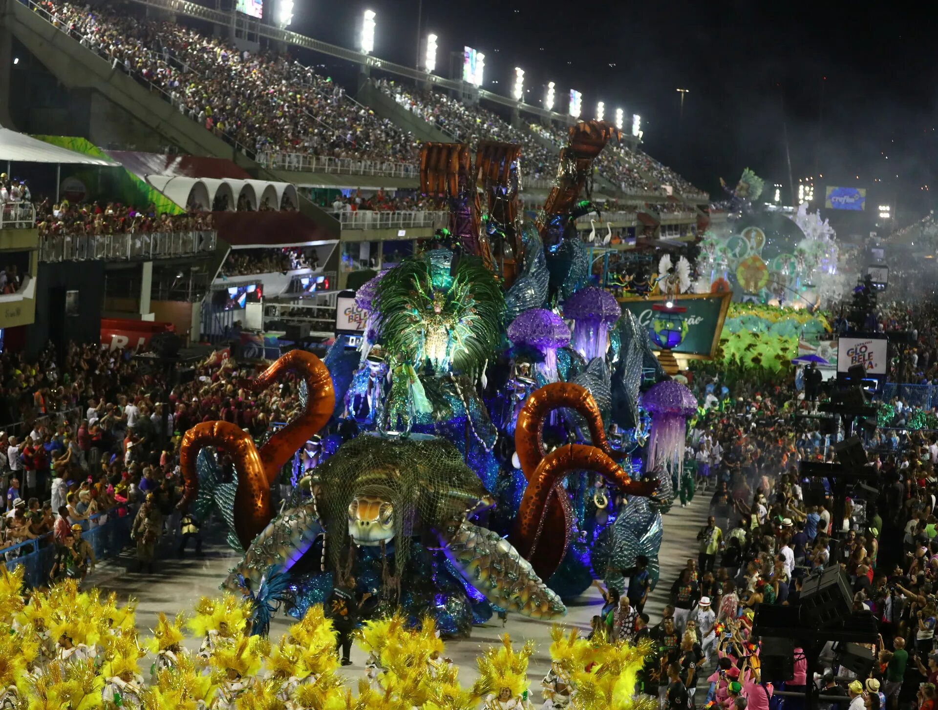 Карнавал в Рио-де-Жанейро Рио-де-Жанейро Бразилия. Карнавал Рио де Жанейро 2019. Рио де Жанейро улицы карнавал. Карнавал в Бразилии шествие.