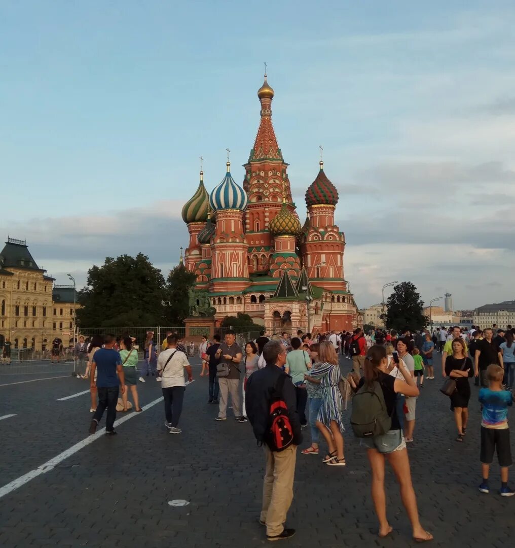 В москве проживает человек. Живая Москва. Москва живые фото. Жить в Москве. Мы живем в Москве.