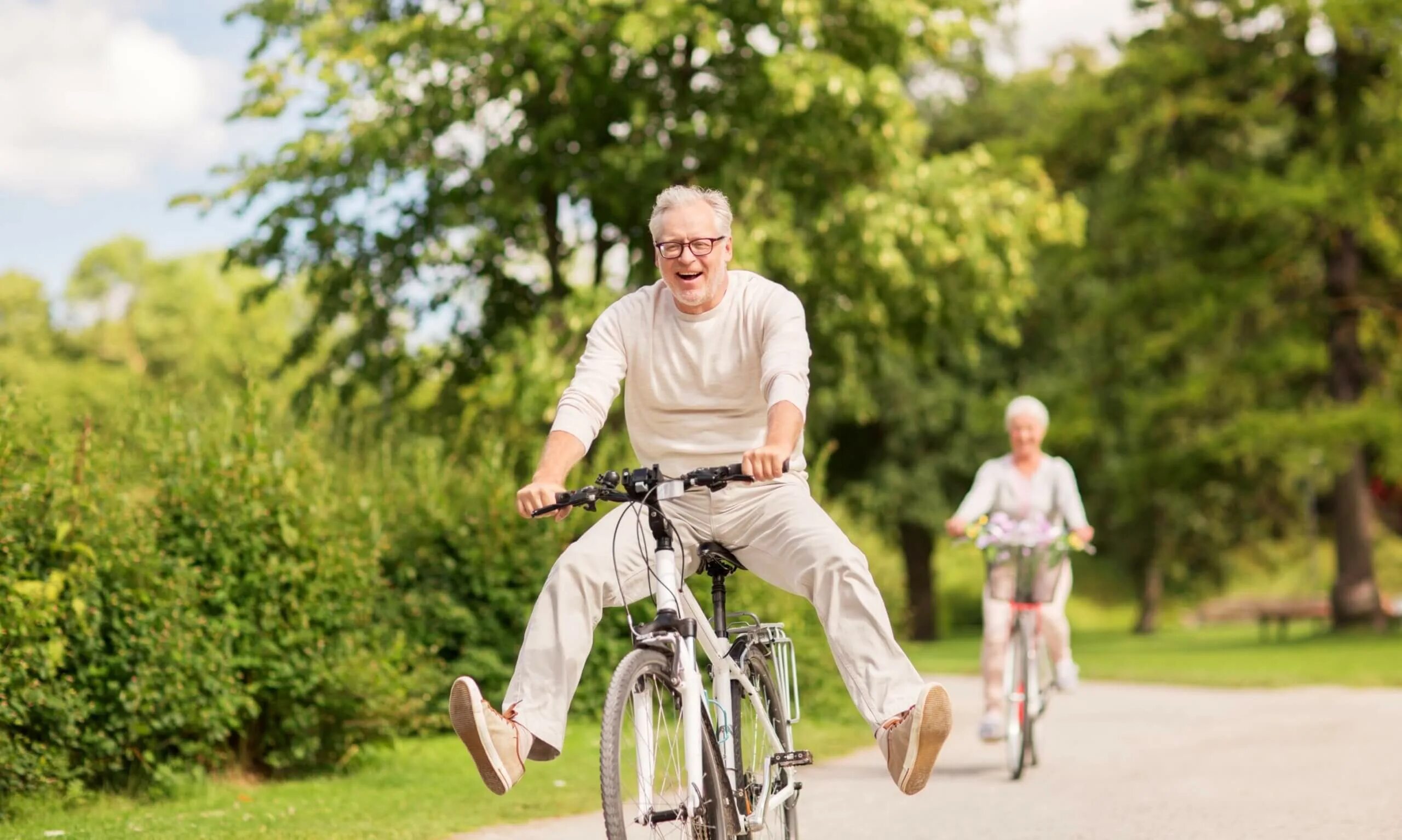 Чтобы долго жить нужно. Старик на велосипеде. Велосипед для пожилых людей. Активный образ жизни. Дедушка на велосипеде.