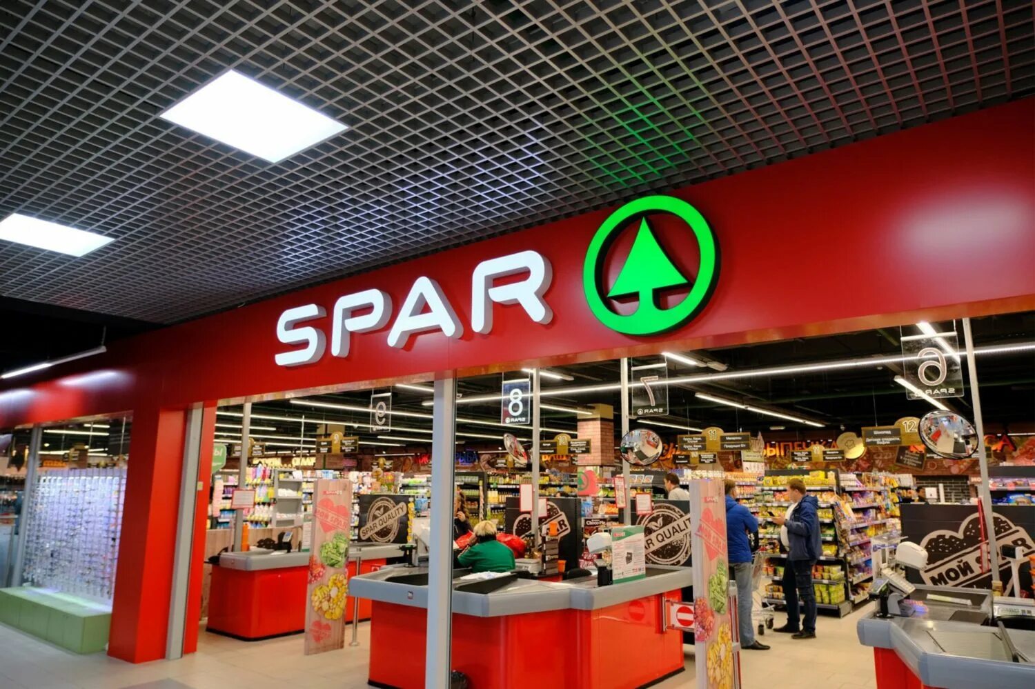 Магазины спар телефон. Спар магазин. Spar супермаркет. Торговая сеть Спар. Магазин Спар внутри.