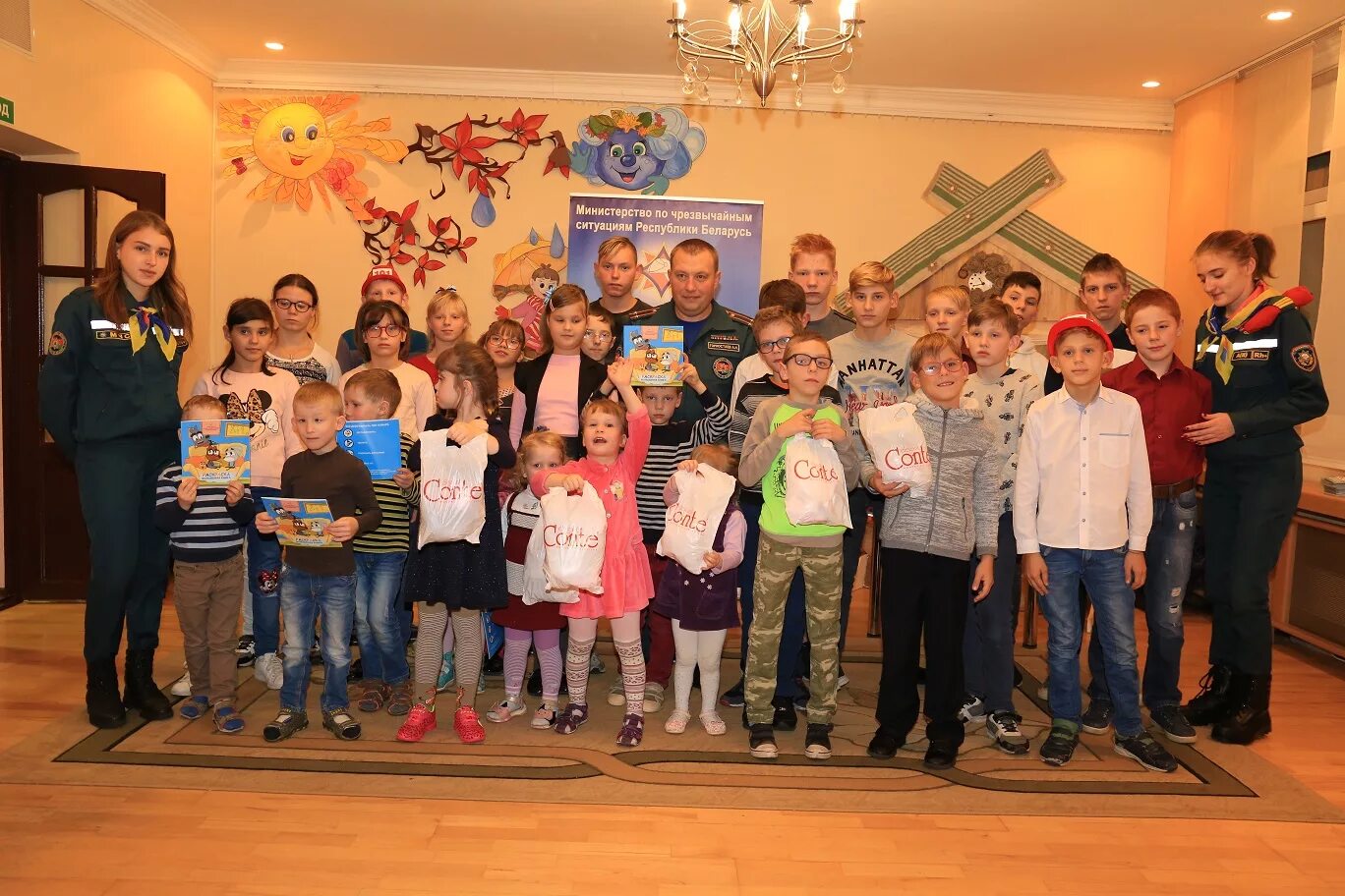 Дом ребёнка г. Дом ребенка гродно сотрудники. В гродно с детьми на новый год что посмотреть. Детский дом. Понемуньский детский дом гродно.