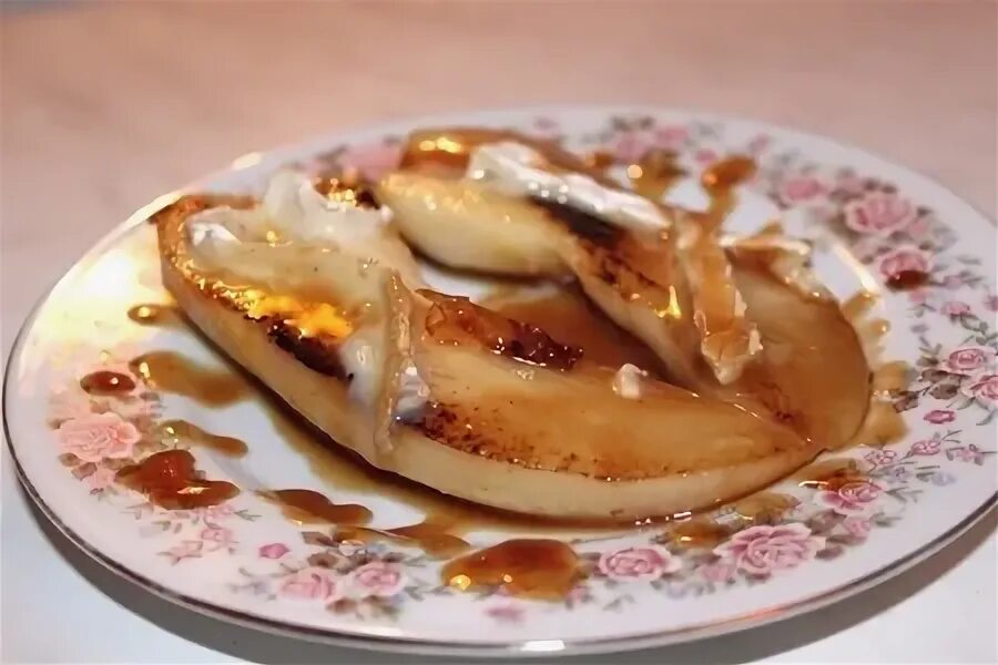 Груша запеченная с камамбером рецепт. Груша с сыром камамбер. Камамбер с карамелизованной грушей. Груша с дор блю. Груша с сыром камамбер.