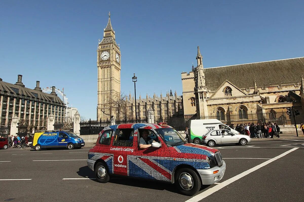 Англия какие машины. КЭБ В Англии. Мини Купер в Лондоне. КЭБ ретро такси Лондон. Водить мини Купер по улицам Лондона.