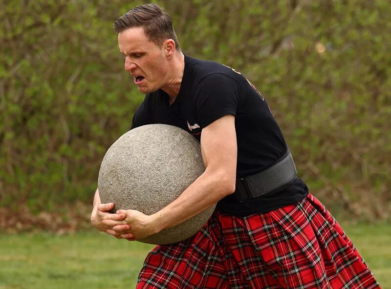 Толкание камня в Шотландии. Highland games толкание камня. Спорт толкание камня в Шотландии. Stone put Highland games. Highland вакансии