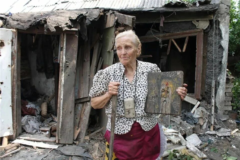 Предсказание донбасс. Люди живущие в разрушенных домах. Бабушка в разрушенном доме.