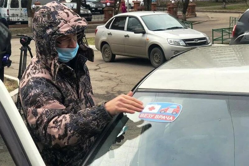 Везет доктор. Везет доктор. Госпитализация пациента. Пациент на каталке в больнице. Везет доктор.