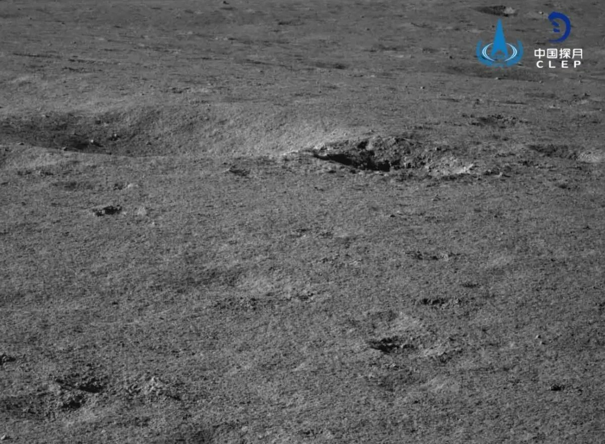 Обратную сторону луны 12. Посадка на обратной стороне луны китай. луноход-2 в кратере. восьмерка на луне фото. китайцы ровер на луне.