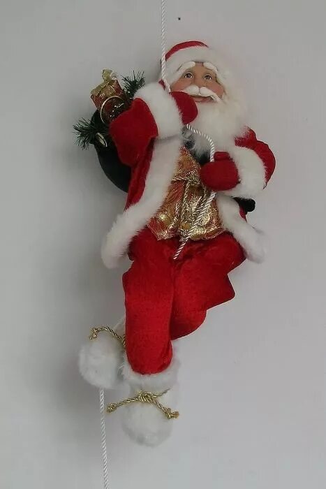 санта клаус на веревке. деды морозы на веревке вязаные. дед мороз на веревке украшение. сделать деда мороза на лестнице своими руками. дед мороз на лестнице игрушка.