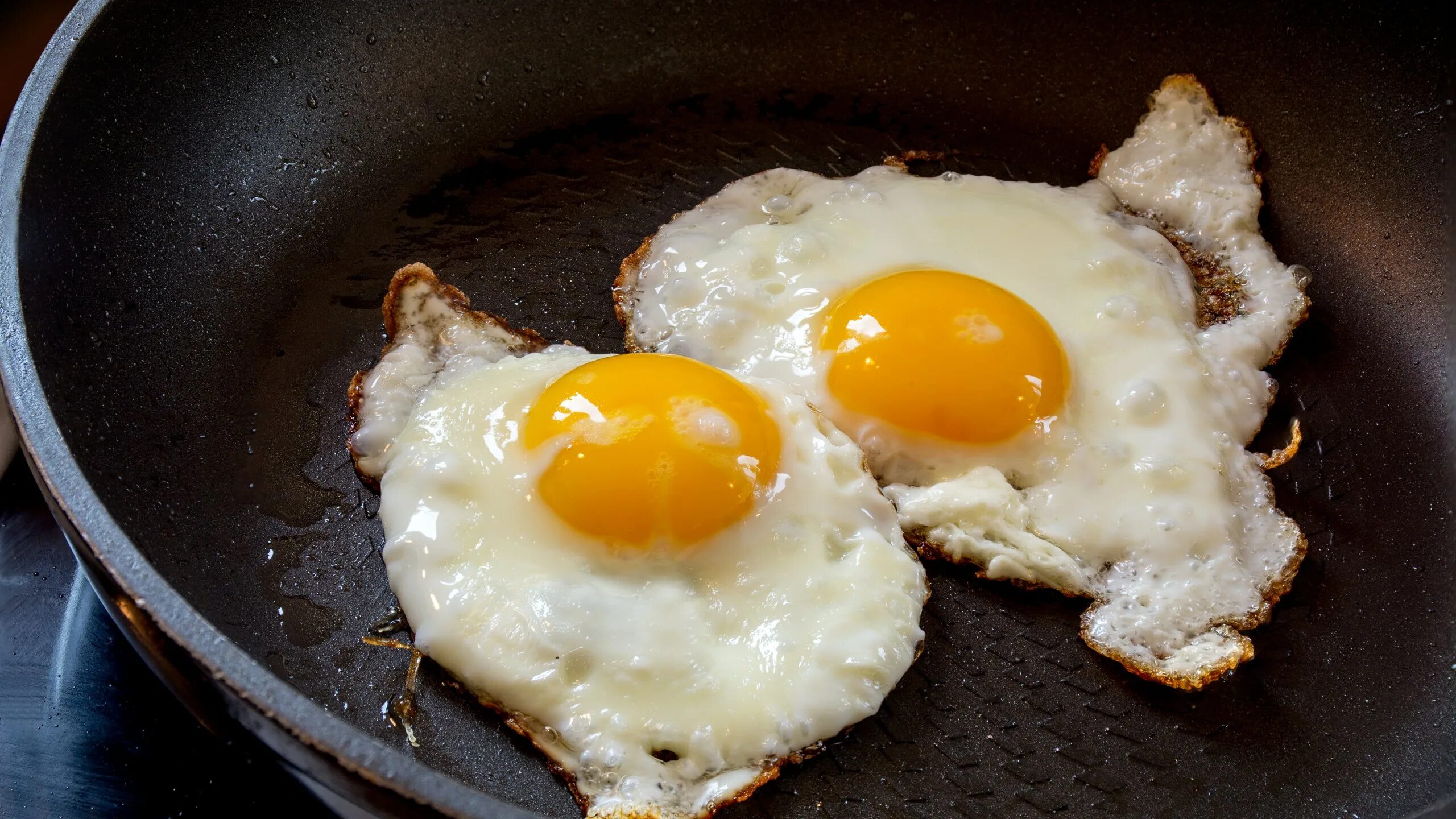 Яйцо обжаренное с двух. Яичница омлет глазунья. Жареные яйца. Сковорода для яиц. Сковородка для яичницы.