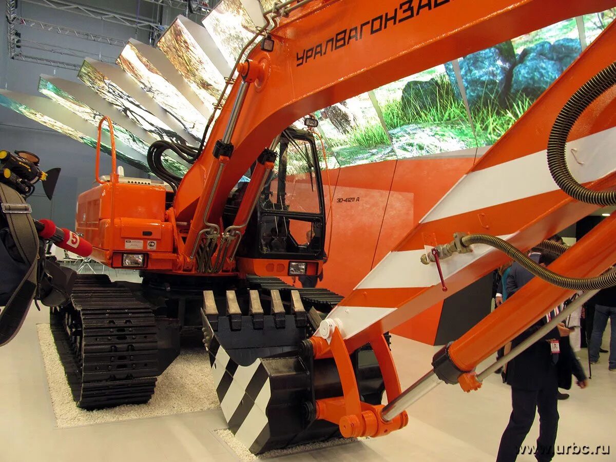 Собирают экскаватор. Собирают экскаватор. Экскаватор umg wx180. Собирают экскаватор. Экскаватор komatsu 400-500.