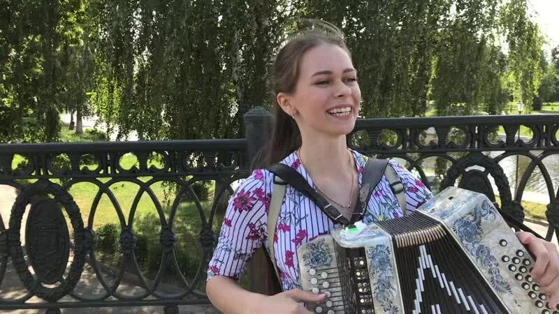 Расцвела в садочке вишня