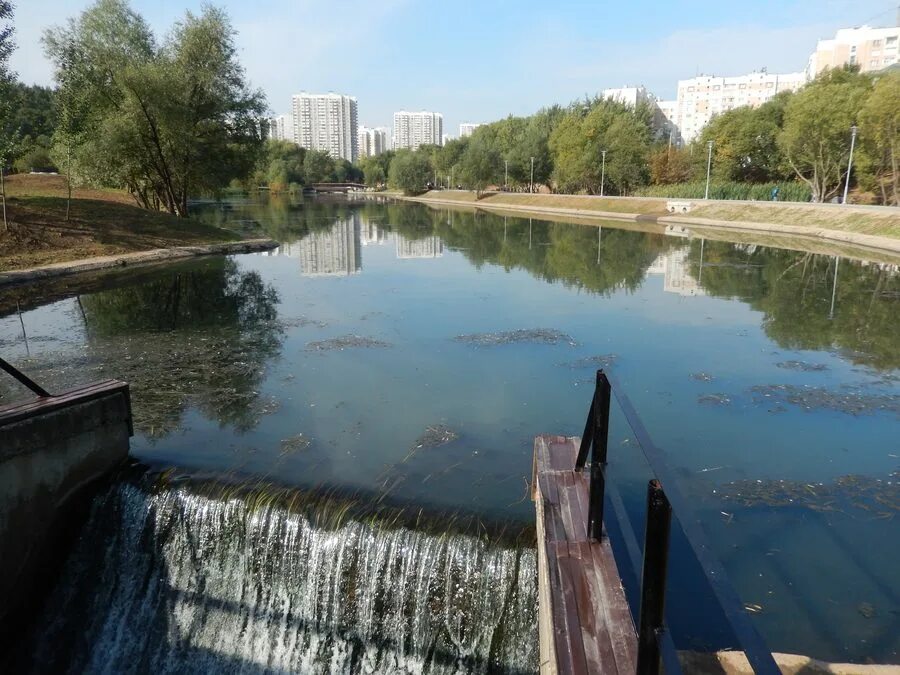 Моста через реку битцу в районе города видное. Битца река реки москвы. Река битца. Река ясенево. Битца река реки москвы.