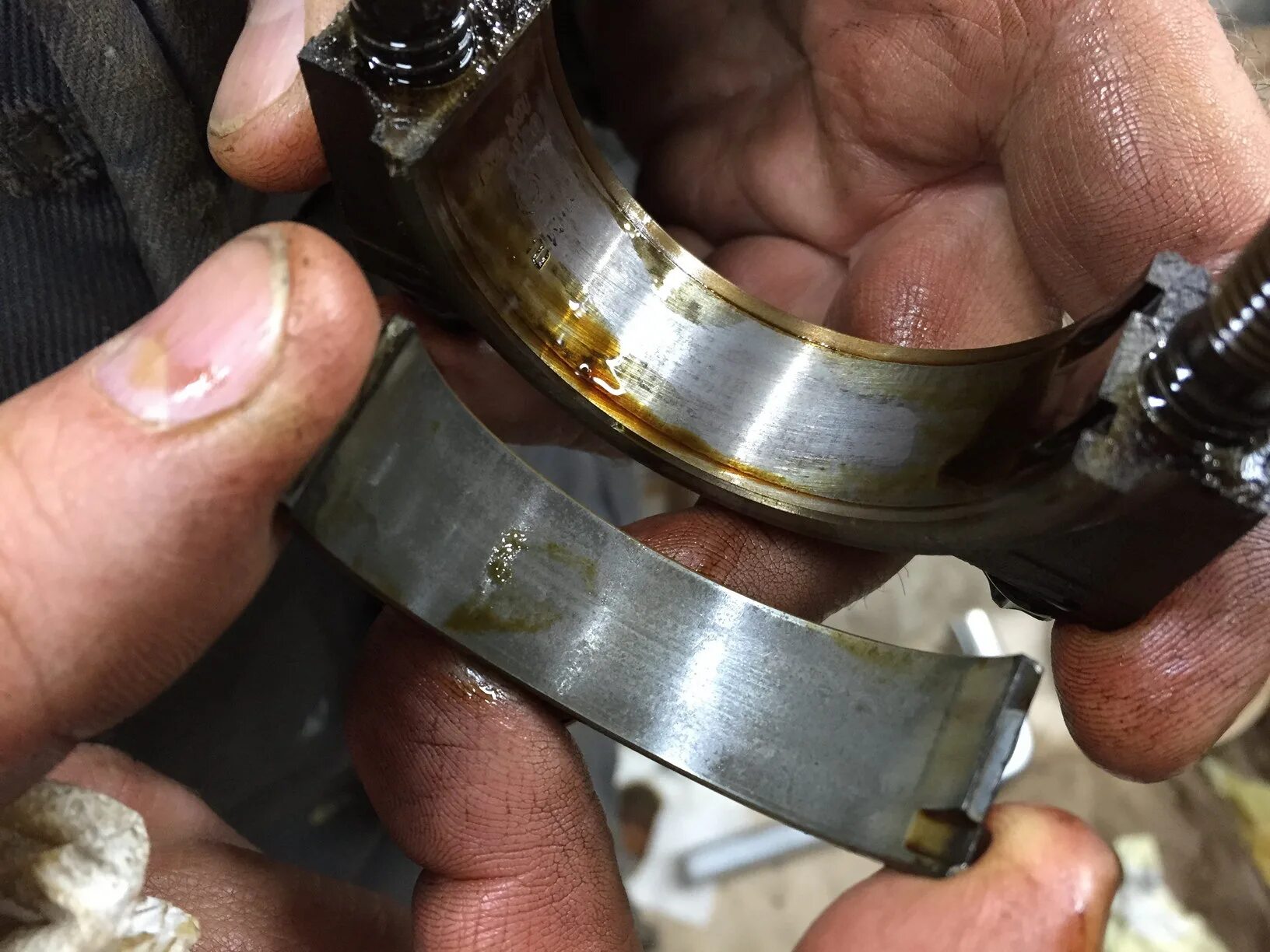 Как установить вкладыш шатунный. Шатунные вкладыши ваз 2106. Шатун ваз 2106. Изношенные вкладыши коленвала камаз. Как установить вкладыш шатунный.