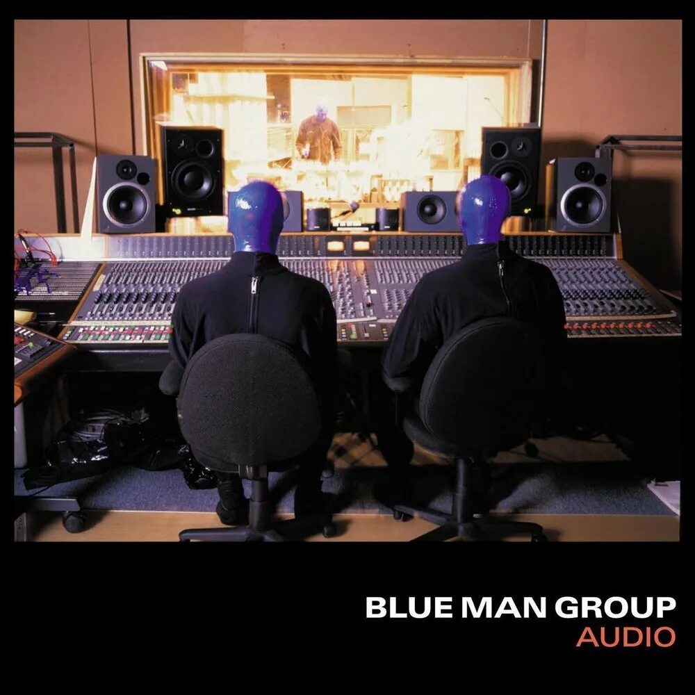 Блю мен групп солистка. Солистка blue man group i feel love. Голубой человек. Blue man looking up. Концерт синих человечков.