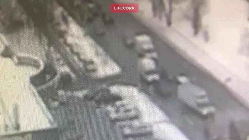 Видеокамера в подъезде. Расстрел камер видеофиксации. Девушку расстреляли на камеру. Расстрел машины около парка горького в москве 2000г. Нападение на камеру видеофиксации в армении.