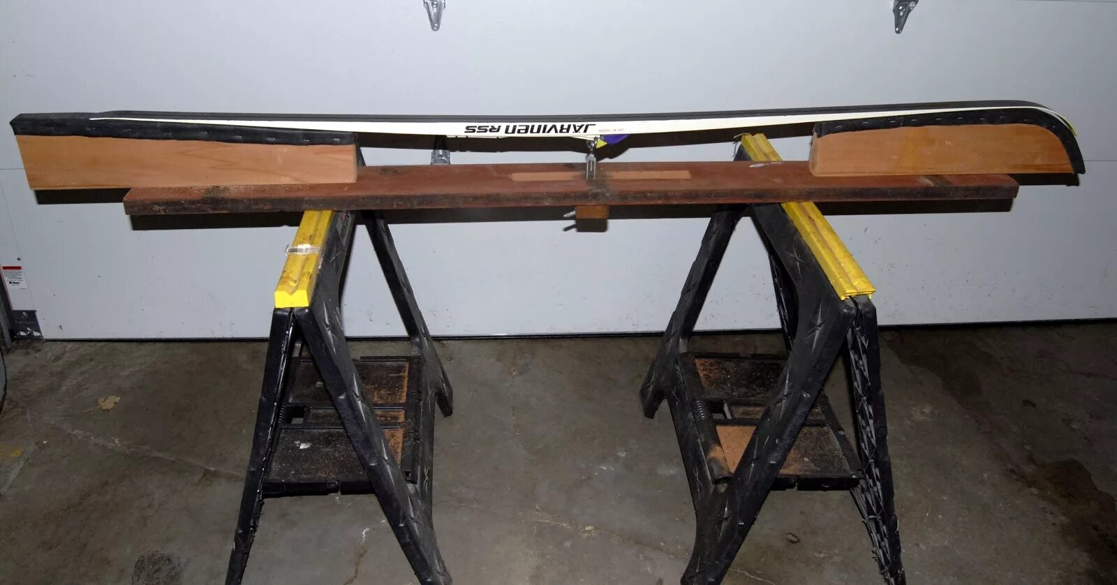 станок для смазки лыж. станок-профиль лыжный master-ski на ножках для беговых подготовки лыж ms0003. приспособление для смазки лыж. станок для подготовки беговых лыж чертёж. станок профиль мастер ски.