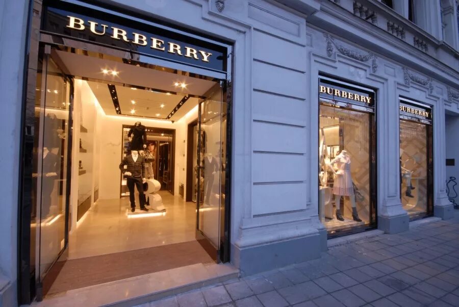 Burberry в какой стране находится дом моды