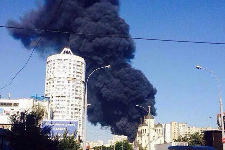 Пожар в марьино вчера. Пожар на москва реке в марьино 2015. Что происходит в марьино сейчас. Пожар москва река капотня. Пожар в новокосино сейчас видео.