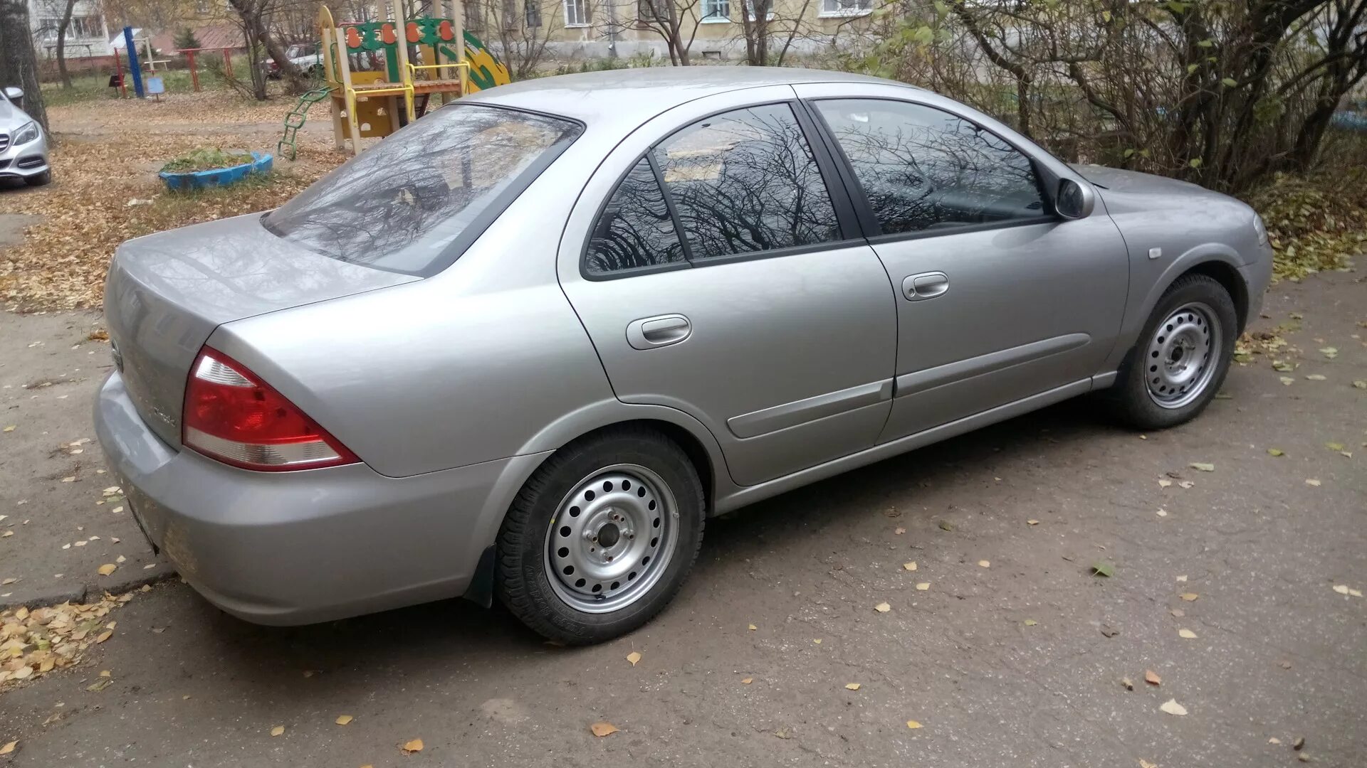 Ниссан альмера купить колеса. Ниссан Альмера Классик на штампах 15. Nissan Almera Classic на штампах. Ниссан Альмера серая n16. Nissan Almera n16 серебристая.