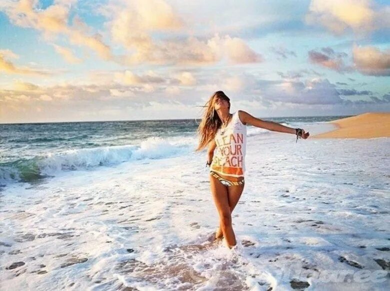 Жена спасет мир. Девушка на пляже. Красивые девушки на море. Девушка идет по пляжу. Счастливая девушка на пляже.