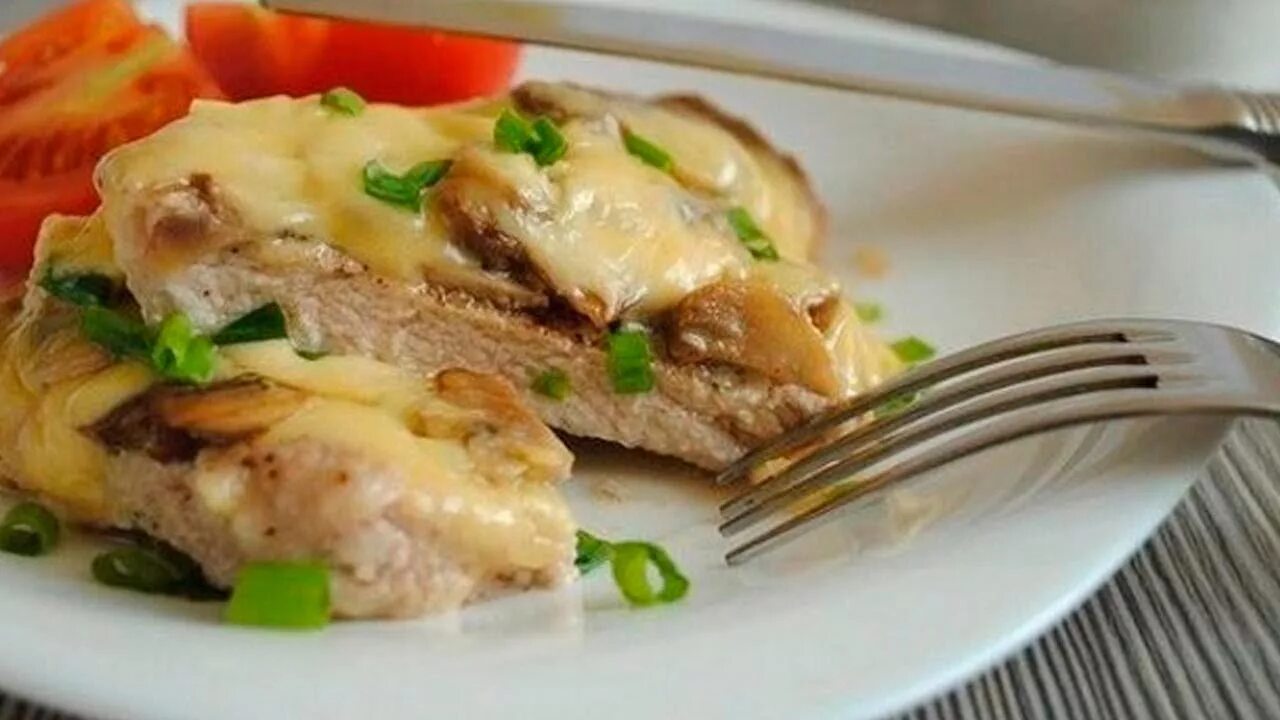 Кур филе с грибами в духовке. Отбивная из куриной грудки с грибами. Отбивные из курицы с грибами. Отбивная с шампиньонами и сыром. Отбивная с грибами и сыром в духовке.